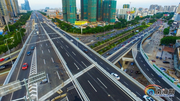 高空航拍海口市海秀快速干道雄姿。海报集团全媒体中心记者 张茂 实习生 吴英艳 摄