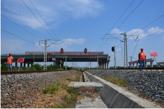 中铁十局六安市迎宾大道项目部 跨宁西铁路要点施工架设桥梁顺利完成