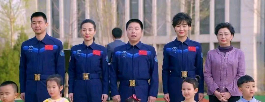 景海鹏晋升中将，传闻是否属实？深度解析，景海鹏晋升中将传闻属实吗？深度探究其晋升真相