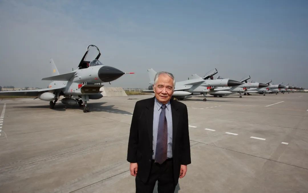 中国歼击机总设计师——铸就空中利剑的英才，中国歼击机总设计师，铸就空中利剑的精英天才