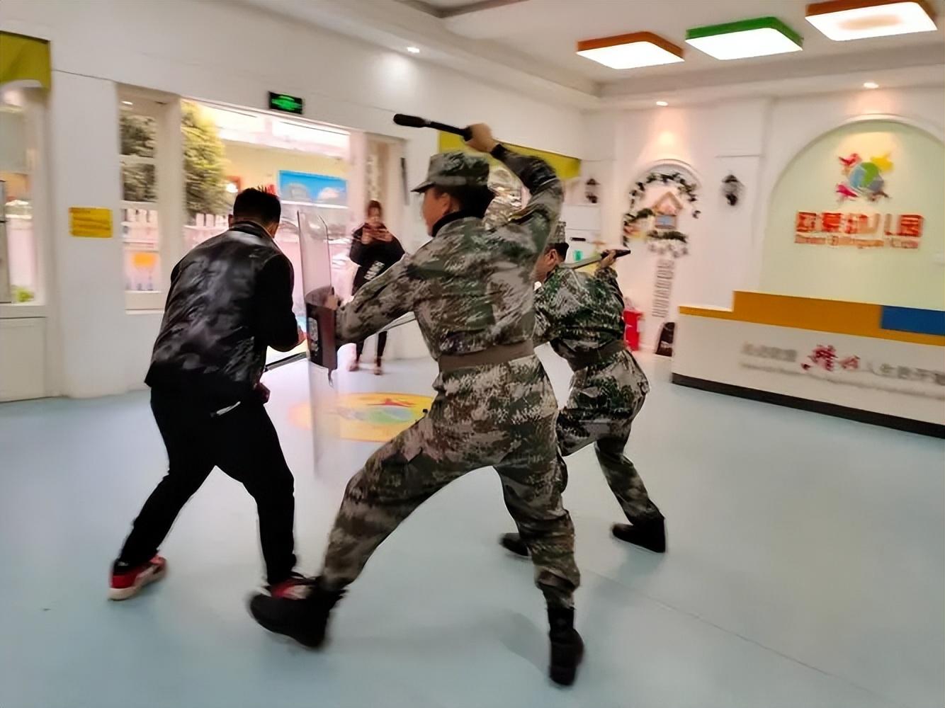 集团军司令与军长，职责、权力及地位的差异，集团军司令与军长，职责、权力及地位的对比解析