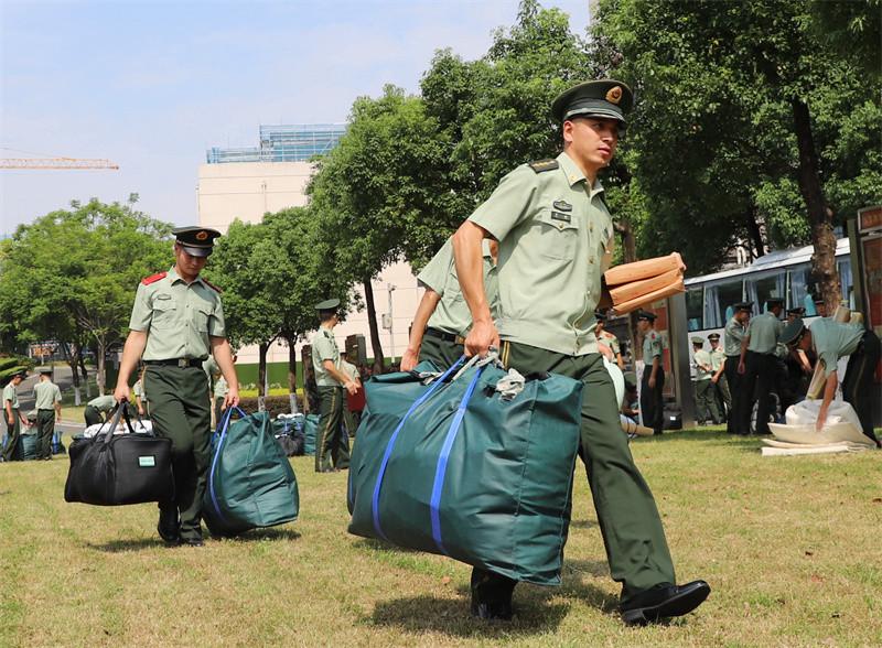 六个月新兵连，训练与挑战的起点，新兵连六个月训练，起点与挑战之路