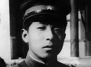 中国女兵裙装图片，展现力量与美丽的完美结合，中国女兵裙装风采，力量与美丽的完美融合图片展示