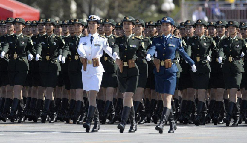 阅兵场上的女兵风采，关于脚部卫生与健康的探讨，阅兵场上的女兵风采，脚部卫生与健康探讨