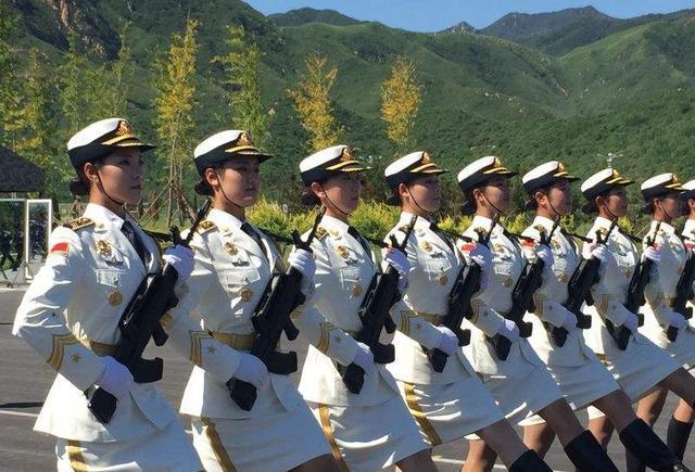中国女兵的军旅精神，坚韧、勇敢、忠诚的典范，中国女兵，坚韧、勇敢、忠诚的军旅精神典范