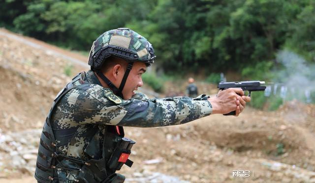 两枪胸口一枪头，深度解析枪支暴力背后的社会问题，枪支暴力背后的社会问题深度解析，两枪胸口与一枪头的悲剧
