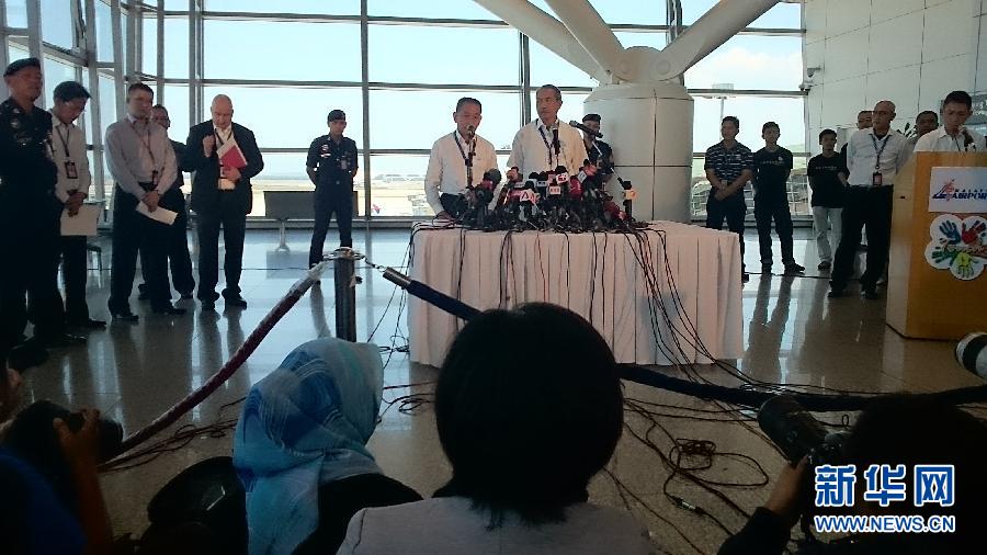 新闻发布会飞机坠落事件，深度解析事故原因与后续进展，飞机坠落事件新闻发布会深度解析，事故原因与后续进展探究
