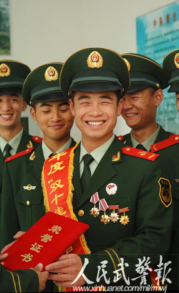 武警士官服装图片，展现军威与荣耀的象征，武警士官服装，军威与荣耀的象征图片展示