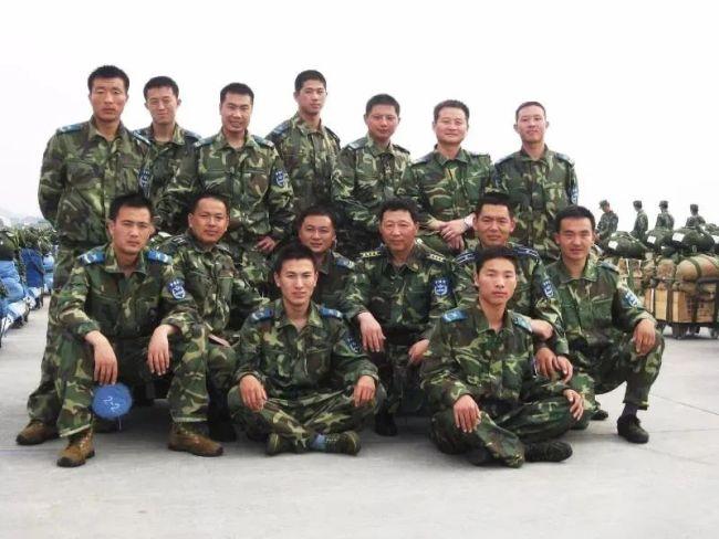 空降兵15名勇士，英勇无畏，铸就辉煌传奇，空降兵勇士15人铸就辉煌传奇，英勇无畏的战斗精神