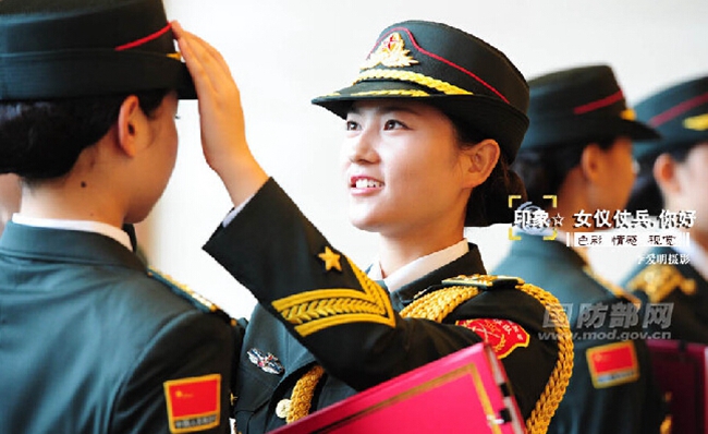 女兵接触三军仪仗队，展现力量与荣耀的时刻，女兵与三军仪仗队的荣耀交汇，力量与风采的展现