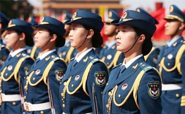 三军仪仗队女兵队长程诚的表演，英勇与美丽的完美结合，三军仪仗队女兵队长程诚，英勇与美丽的完美融合