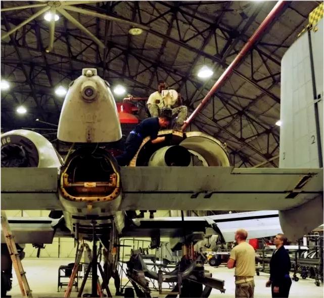 揭秘A-10攻击机的空中作战能力，能否对空作战？，揭秘A-10攻击机的空中作战能力，能否应对空中挑战？