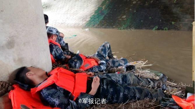 抗洪战士的最美睡姿，英勇无畏，守护家园的壮丽画卷，抗洪战士守护家园的英勇睡姿，壮丽画卷展现无畏精神