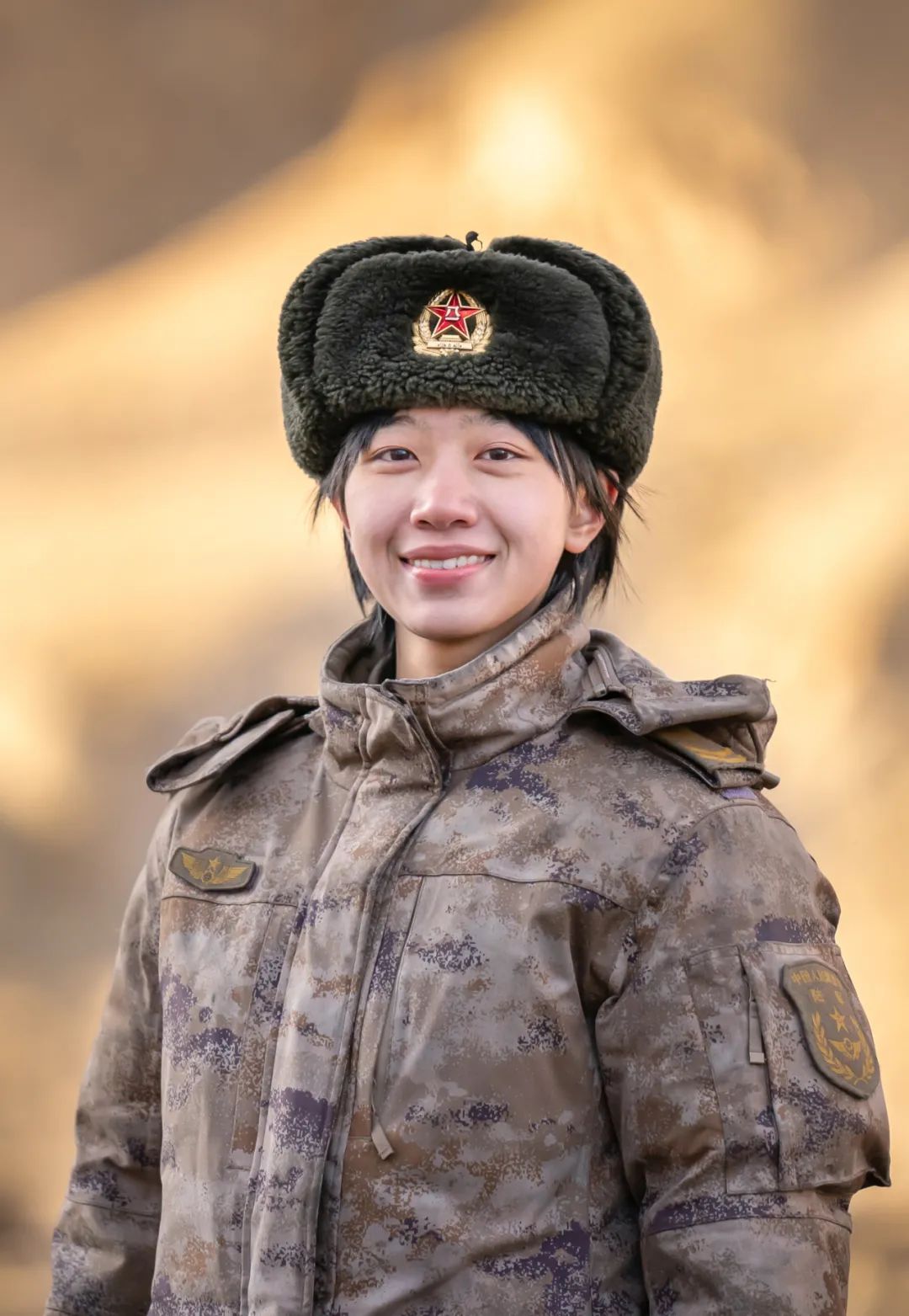 探索新时代女兵风采，21新军装女兵图片，新时代女兵风采，21世纪军装下的飒爽英姿