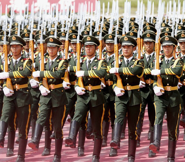 阅兵首先出场的是什么兵？深度解析阅兵仪式首出场次的秘密，阅兵仪式首出场次的秘密，揭秘首先出场的兵种深度解析