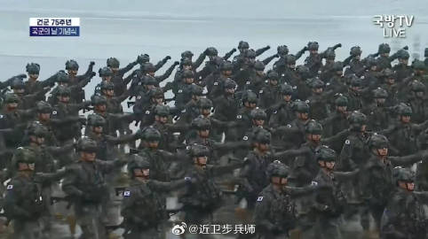 韩国阅兵正步，传统与现代的融合展现，韩国阅兵仪式，传统正步与现代风采的融合展现