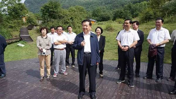 集团军军长与军长，职级对比及解析，集团军军长与军长职级对比及职责解析
