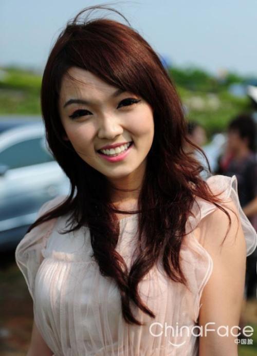 军事频道女主持照片集锦，美丽与智慧并存的风采展示，军事频道女主持风采，智慧与美丽的完美融合图片集锦