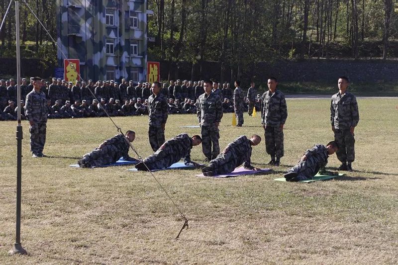 新兵刚开始训练指南，如何迈出军旅生涯的第一步，新兵训练入门指南，迈出军旅生涯的第一步