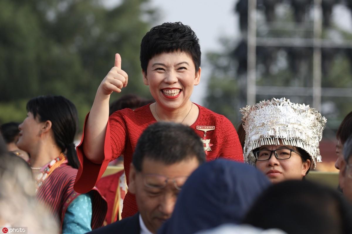 澳门市民观看国庆阅兵，共同感受国家荣耀与力量，澳门市民共赏国庆阅兵，共感国家荣耀与力量