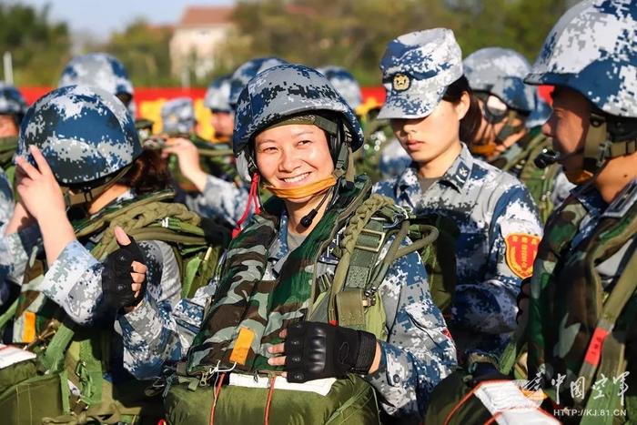 中国空降兵第十五军军长，英勇无畏，领军前行，中国空降兵第十五军军长英勇领航，无畏前行