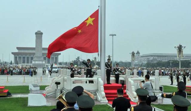 解放军接替武警升国旗，背后的原因与意义，解放军接替武警升国旗，背后的历史传承与重要意义