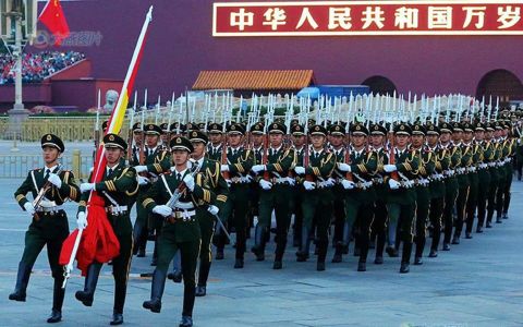三军仪仗队升国旗仪式，多少人参与这一庄严时刻，三军仪仗队升国旗仪式，庄严时刻参与者众多