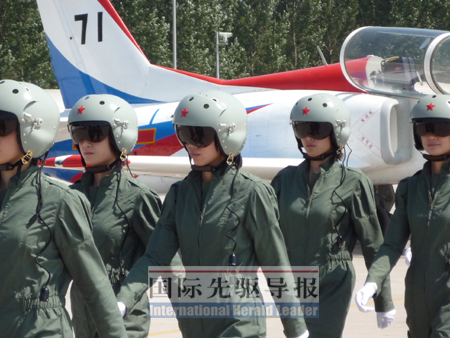 中国歼击机女飞行员现役，突破天际的英勇巾帼，突破天际的英勇巾帼，中国歼击机女飞行员现役纪实