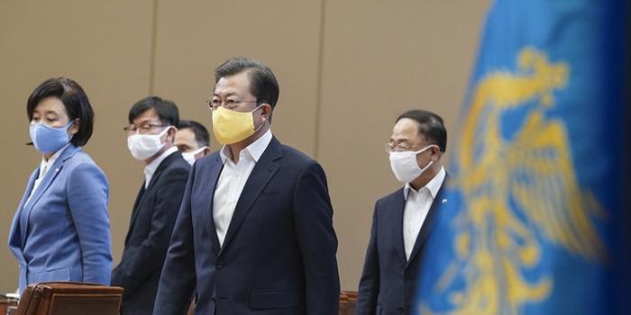 文在寅捐款500万韩元遭遇网暴事件，公众反应与道德绑架的探讨，文在寅捐款遭遇网暴事件，公众反应与道德议题引热议