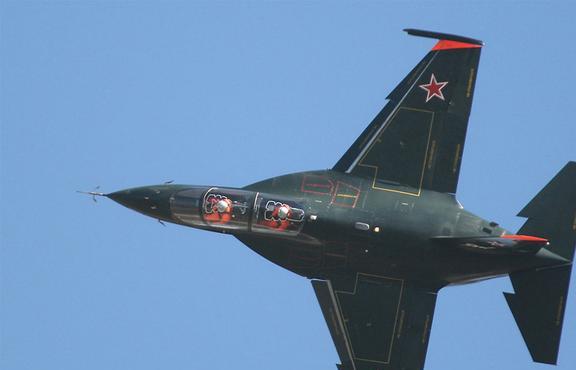 雅克130教练机，揭秘其生产国的传奇故事，雅克130教练机背后的传奇生产国故事揭秘