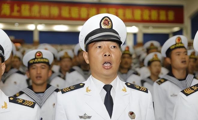 士官长与军士长，军事体系中的两个关键角色，谁更大？，士官长与军士长，军事体系中的关键角色对比，谁地位更高？