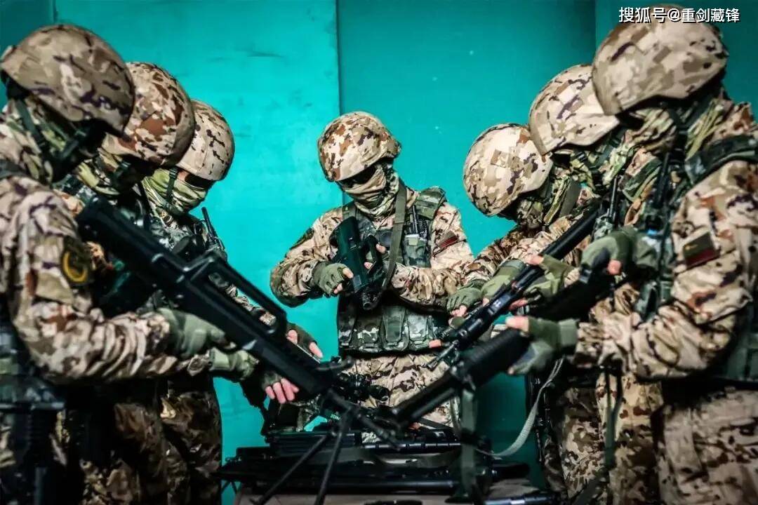武警21式迷彩服星空，探索新一代军服设计的魅力与功能优势，武警新一代迷彩服设计，星空魅力与功能优势探索