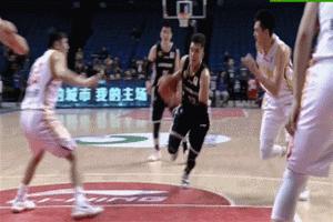 97阅兵跌倒的士兵，坚韧不拔的精神展现，阅兵中的跌倒与不屈的精神，坚韧士兵的荣耀瞬间