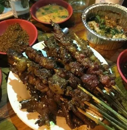今天全家人在一起烤串，温馨的家庭时光，家庭温馨烤串时光
