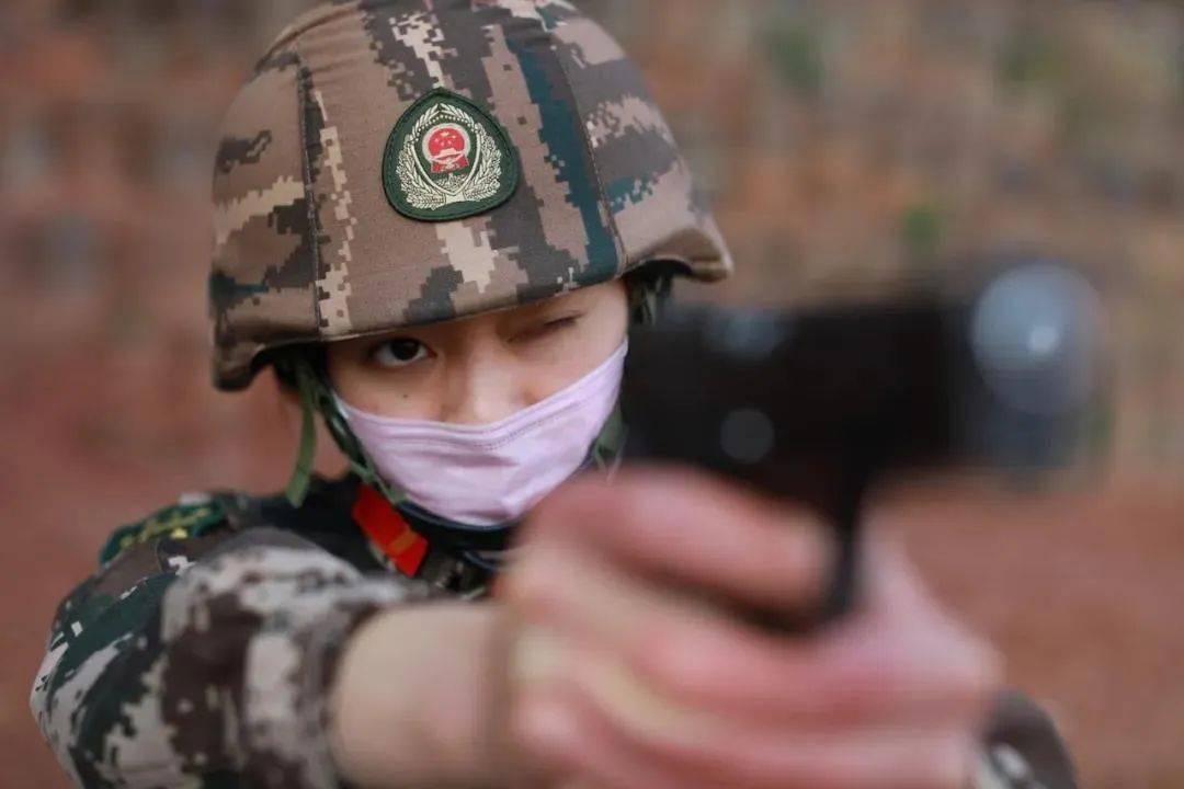 中国特种兵中的肌肉女，力量与柔美的完美结合，中国特种兵中的肌肉女，力量与柔美的极致融合