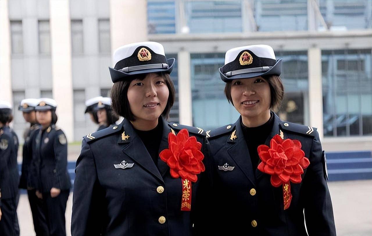 女大学生参军的利弊分析，在校女大学生的选择与挑战，女大学生参军的利弊分析与挑战，选择之路的思索