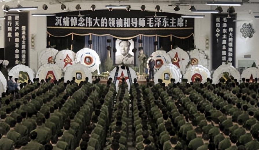 武警和解放军衣服哪个更好看？——深度解析军服魅力，深度解析，武警与解放军军服魅力对比，哪个更胜一筹？