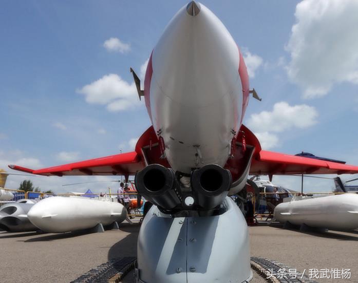 雅克130与M346，两款飞行器的独特魅力与性能对比，雅克130与M346飞行器，独特魅力与性能深度对比