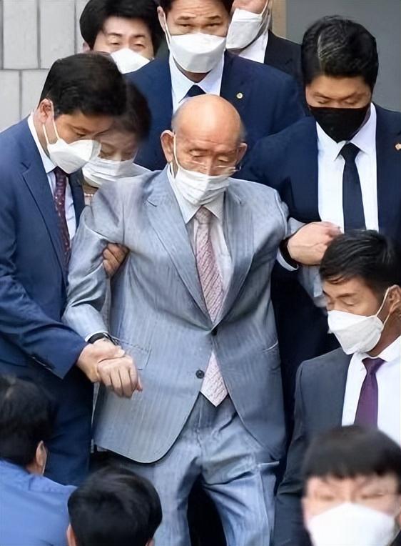 文在寅与全斗焕之间的礼物交换，一次深入探讨，文在寅与全斗焕的礼物交换背后的深意探讨