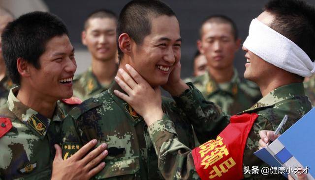 近视人群参军，限制背后的原因与理解，近视人群参军，背后的限制与理解
