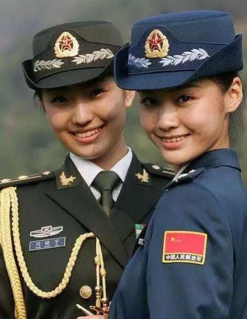 现役军装图片，展现新时代军人的风采，新时代军人风采，现役军装图片展示