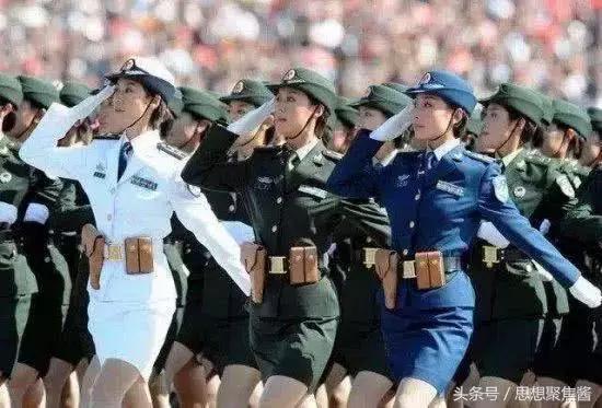阅兵步伐解析，阅兵中的步伐展示与军事礼仪展现，阅兵步伐解析，步伐展示与军事礼仪的完美结合