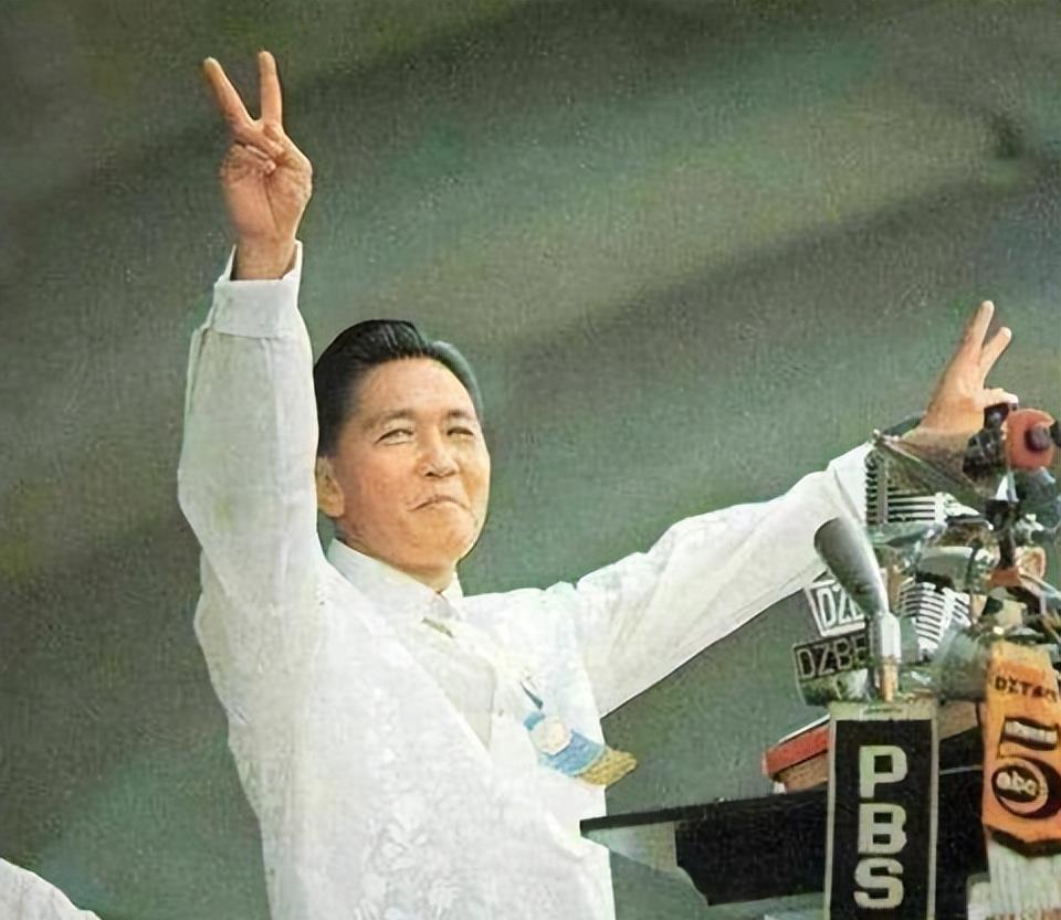 揭秘首位将飞机运用于军事的天才人物——先驱者的传奇故事，揭秘首位将飞机运用于军事的天才人物，先驱者的传奇人生
