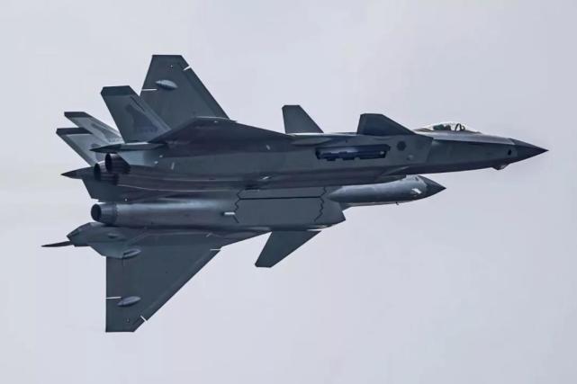 歼-20与F-22，究竟谁更厉害？深度解析两大顶尖战机的优势与差异，歼-20与F-22对决解析，两大顶尖战机优势对比与差异深度探讨