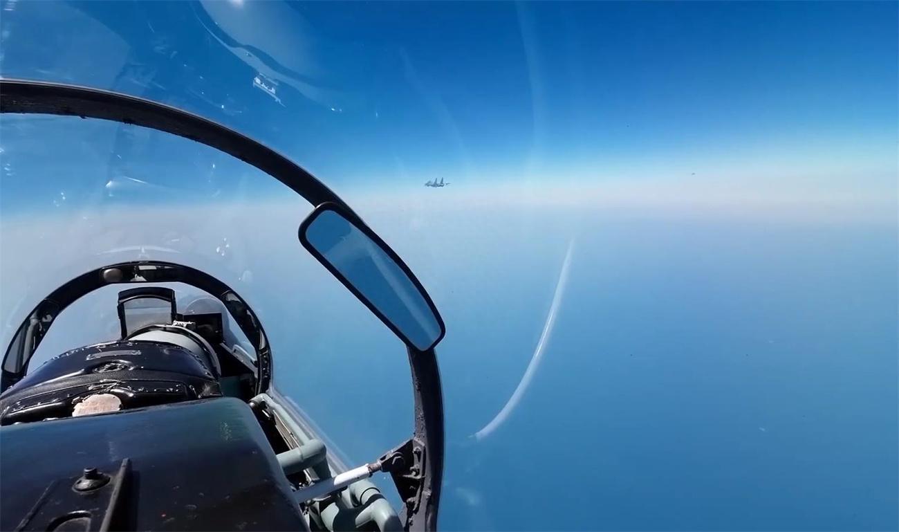 歼-10C与歼-16，空中巨人的深度对比，歼-10C与歼-16，空中巨人深度对比解析