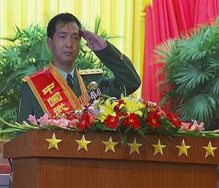独臂英雄丁晓兵降级背后的故事与启示，独臂英雄丁晓兵降级背后的故事与反思