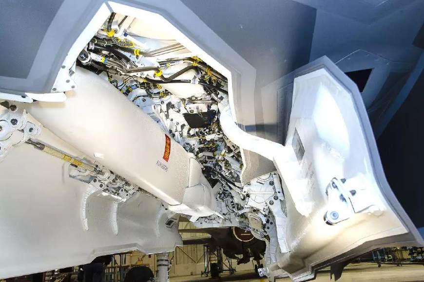 歼-16与F-35，东西方顶尖战斗机的较量，东西方顶尖战斗机对决，歼-16与F-35的较量